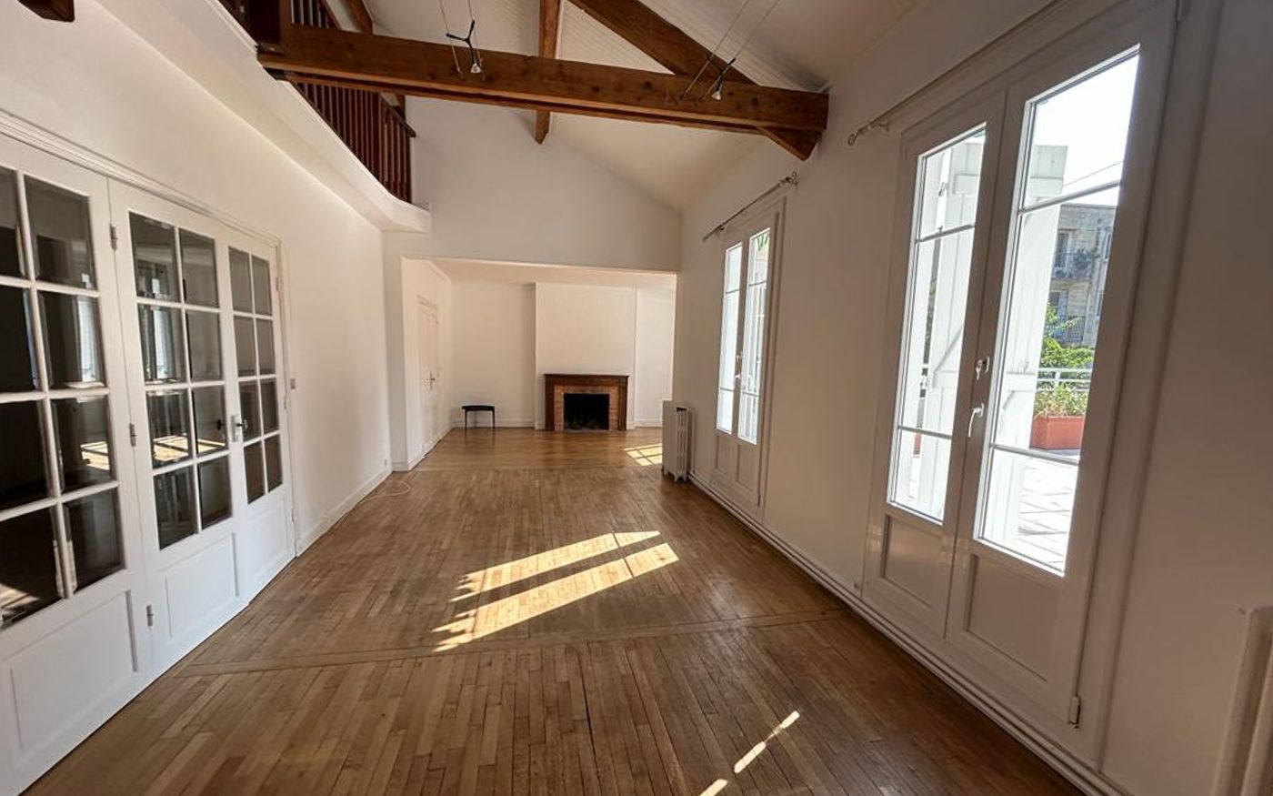 Peinture interieure salon poutres maisons laffitte